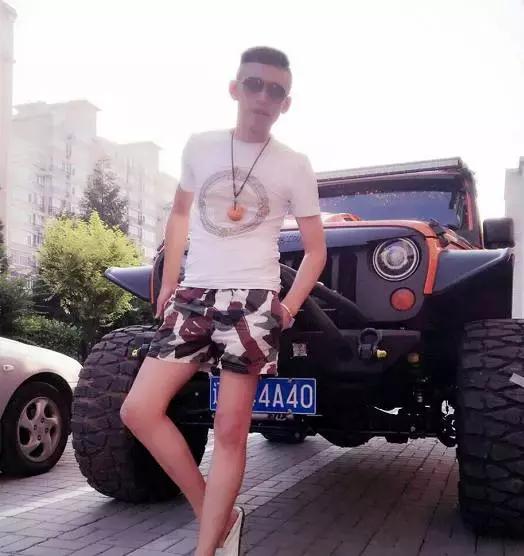 关注天佑快手直播间,和他一起玩游戏吧!